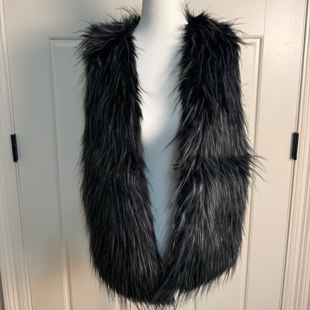 Alya Black Faux Fur Vest